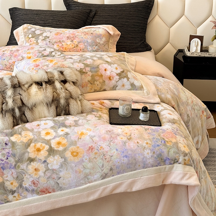 91家纺网 家纺一手货源 找家纺 若未家居 LOVEWE HOUSE 2025新款250克全消光数码印花牛奶绒双拼角四件套 一路繁花-粉