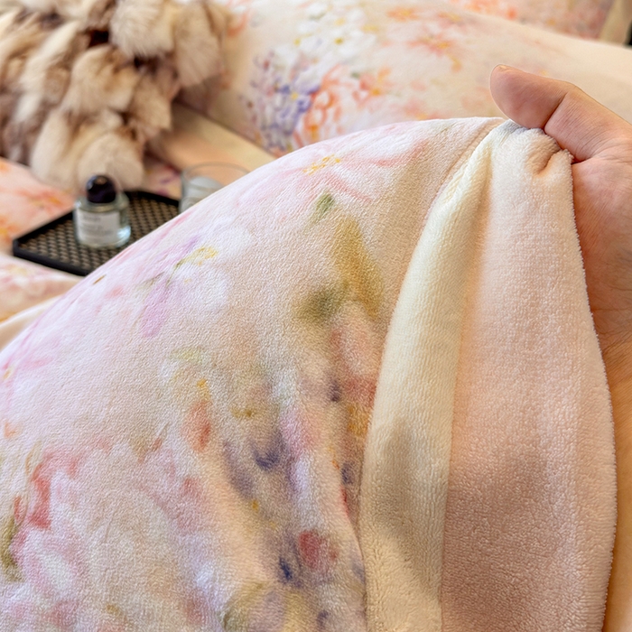 91家纺网 家纺一手货源 找家纺 若未家居 LOVEWE HOUSE 2025新款250克全消光数码印花牛奶绒双拼角四件套 簪花-粉