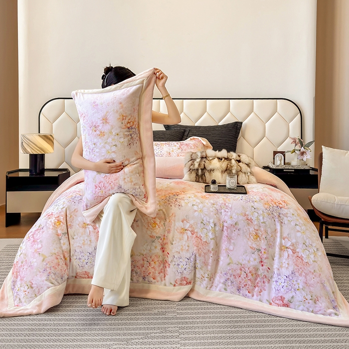 91家纺网 家纺一手货源 找家纺 若未家居 LOVEWE HOUSE 2025新款250克全消光数码印花牛奶绒双拼角四件套 簪花-粉