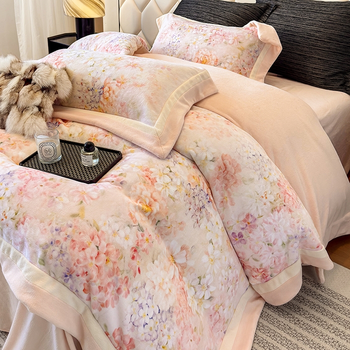 91家纺网 家纺一手货源 找家纺 若未家居 LOVEWE HOUSE 2025新款250克全消光数码印花牛奶绒双拼角四件套 簪花-粉