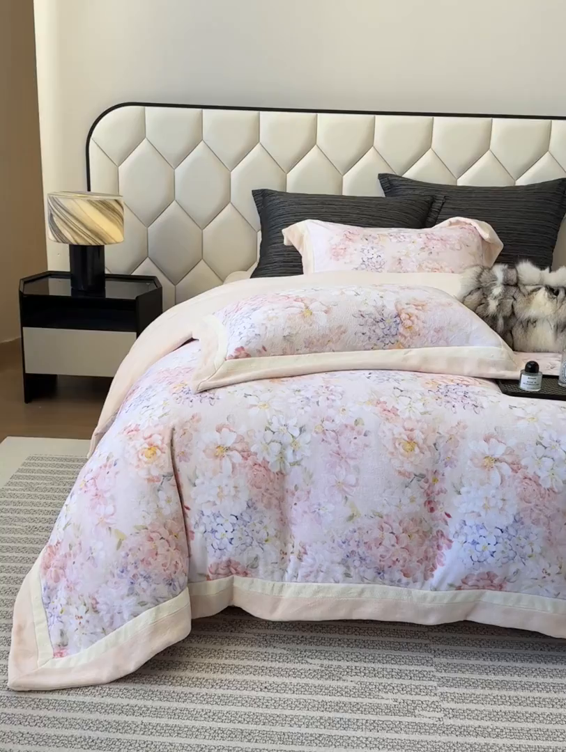 91家纺网 家纺一手货源 找家纺 若未家居 LOVEWE HOUSE 2025新款250克全消光数码印花牛奶绒双拼角四件套 簪花-粉