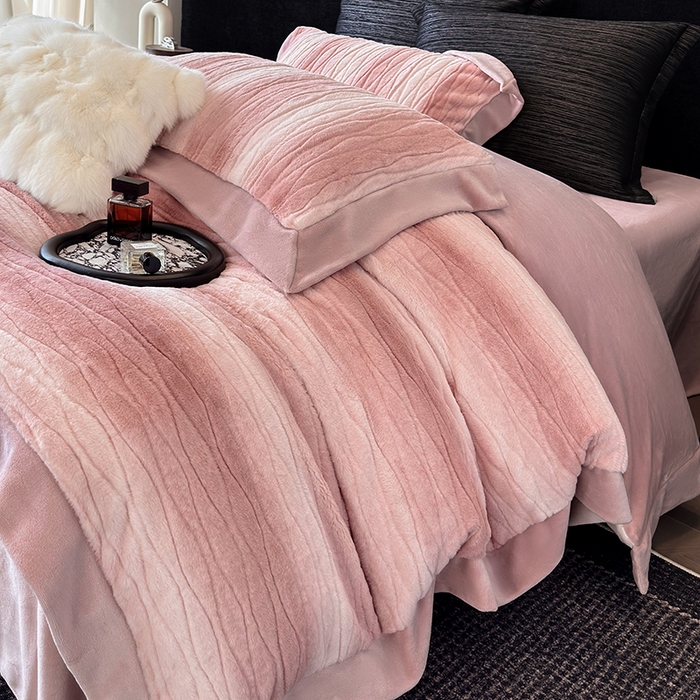 91家纺网 家纺一手货源 找家纺 若未家居 LOVEWE HOUSE 2025新款阿尔卑斯丹麦渐变山脉系风格貂四件套 海棠红