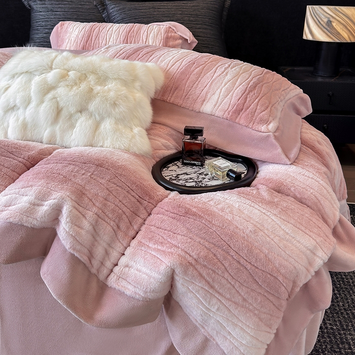 91家纺网 家纺一手货源 找家纺 若未家居 LOVEWE HOUSE 2025新款阿尔卑斯丹麦渐变山脉系风格貂四件套 海棠红