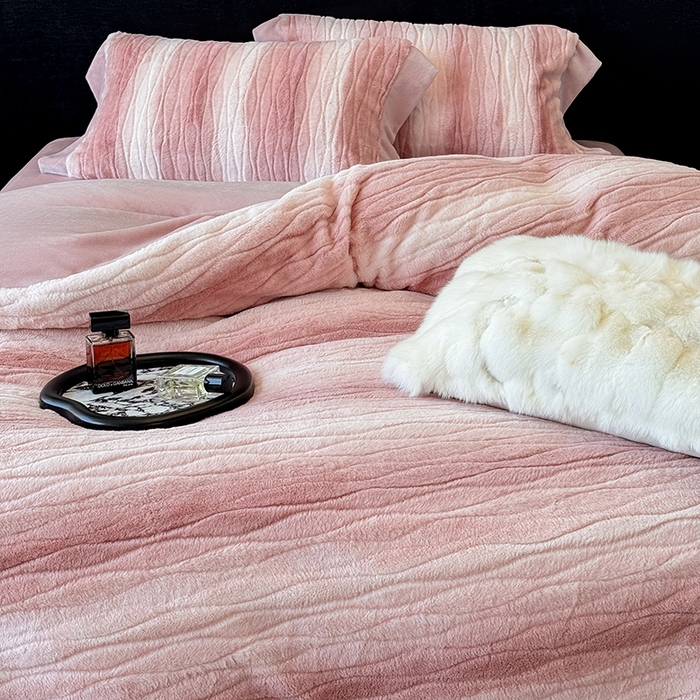 91家纺网 家纺一手货源 找家纺 若未家居 LOVEWE HOUSE 2025新款阿尔卑斯丹麦渐变山脉系风格貂四件套 海棠红