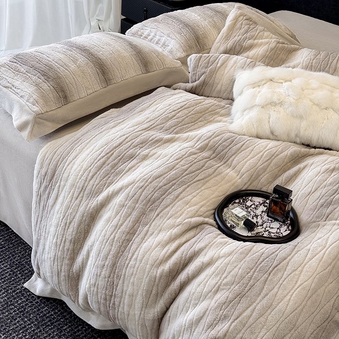 91家纺网 家纺一手货源 找家纺 若未家居 LOVEWE HOUSE 2025新款阿尔卑斯丹麦渐变山脉系风格貂四件套 牛奶白