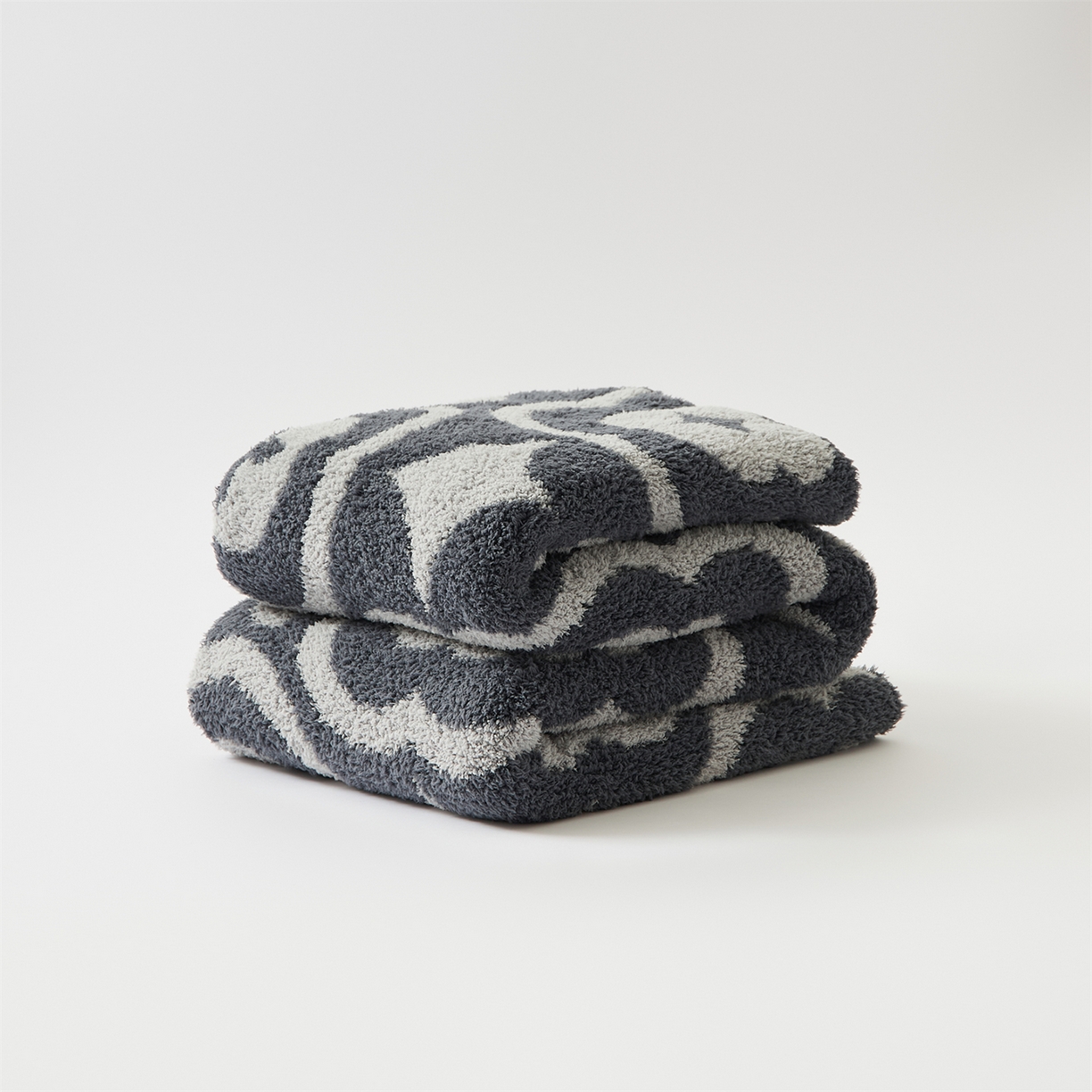 91家纺网 家纺一手货源 找家纺 暖绵绵家纺 新款半边绒几何图案复古韵味针织毯-卡辛（最低零售价：173元） 灰色-卡辛