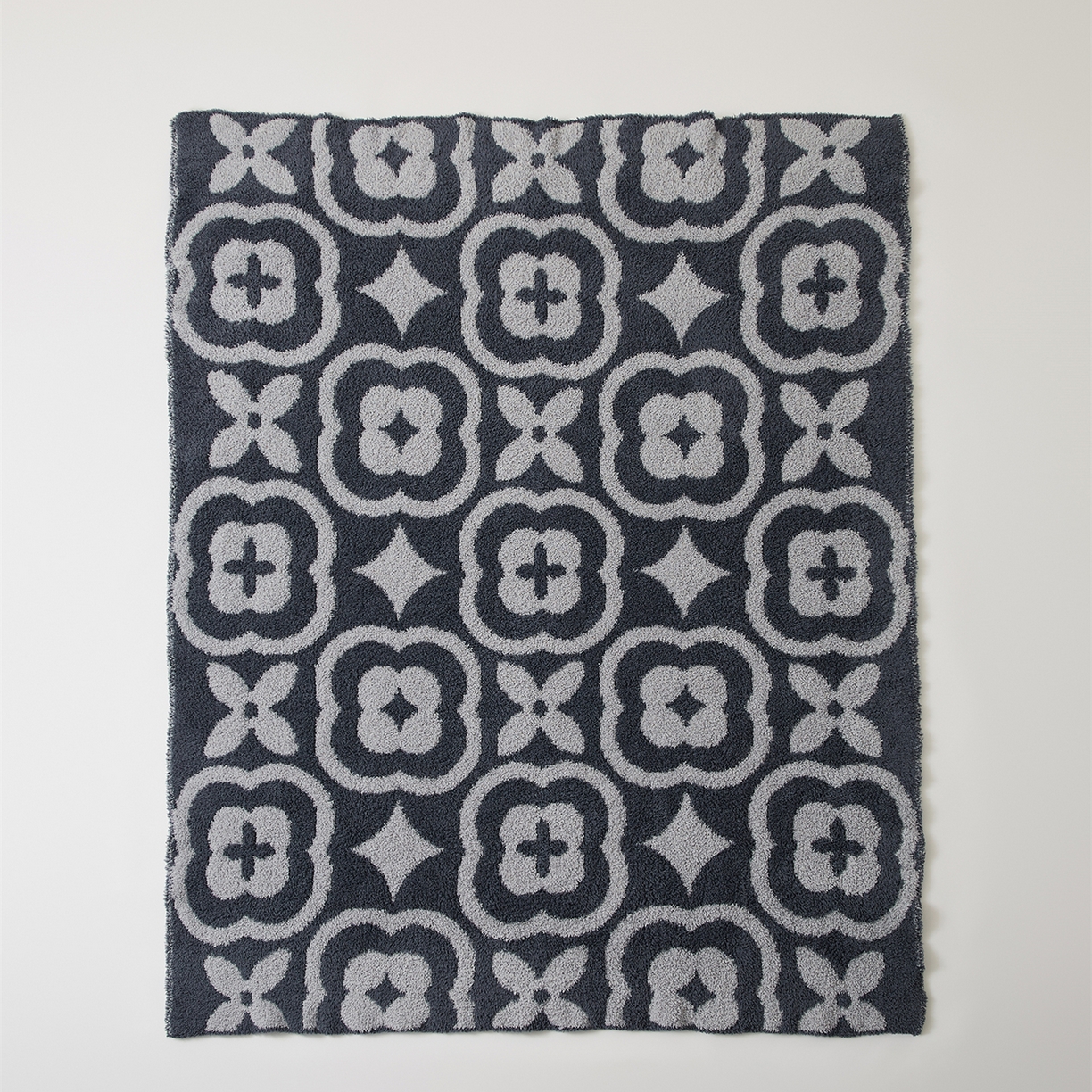 91家纺网 家纺一手货源 找家纺 暖绵绵家纺 新款半边绒几何图案复古韵味针织毯-卡辛（最低零售价：173元） 灰色-卡辛