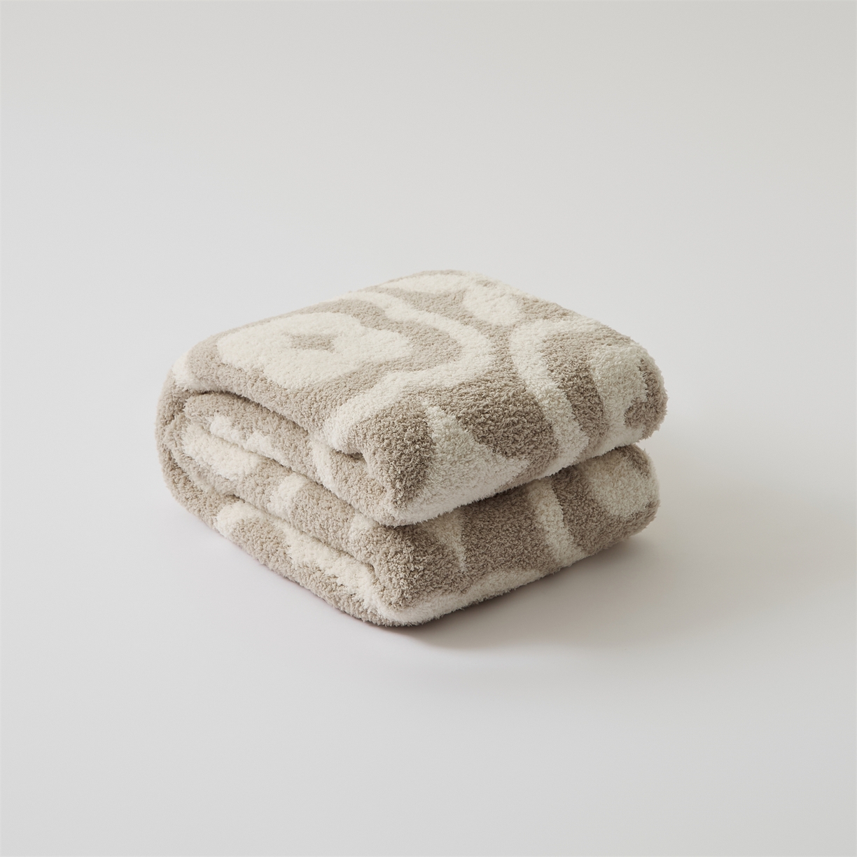 91家纺网 家纺一手货源 找家纺 暖绵绵家纺 新款半边绒几何图案复古韵味针织毯-卡辛（最低零售价：173元） 米色-卡辛