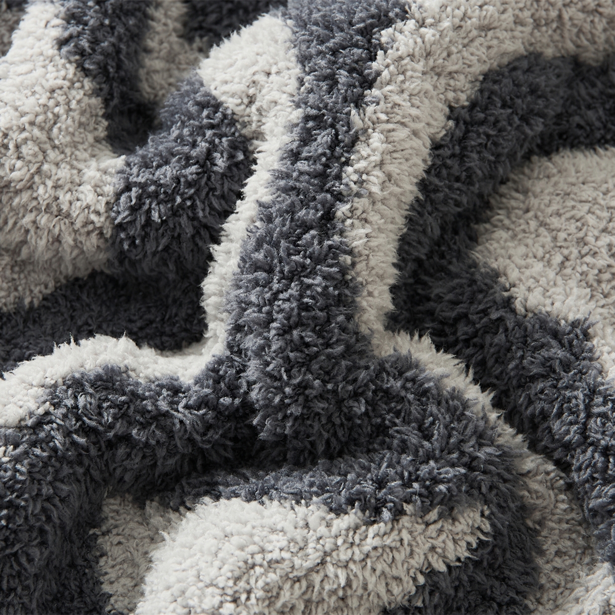 91家纺网 家纺一手货源 找家纺 暖绵绵家纺 新款半边绒几何图案复古韵味针织毯-卡辛（最低零售价：173元） 灰色-卡辛