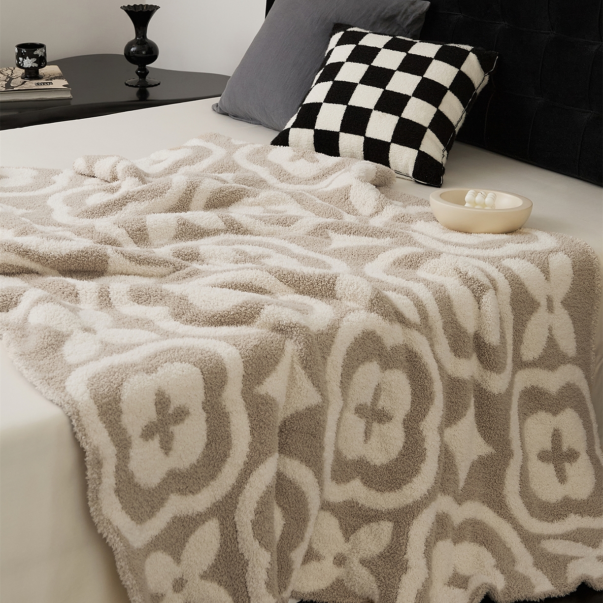 91家纺网 家纺一手货源 找家纺 暖绵绵家纺 新款半边绒几何图案复古韵味针织毯-卡辛（最低零售价：173元） 米色-卡辛