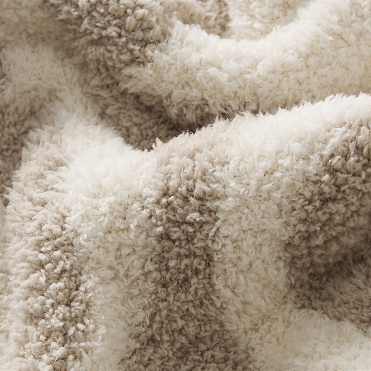 91家纺网 家纺一手货源 找家纺 暖绵绵家纺 新款半边绒几何图案复古韵味针织毯-卡辛（最低零售价：173元） 米色-卡辛