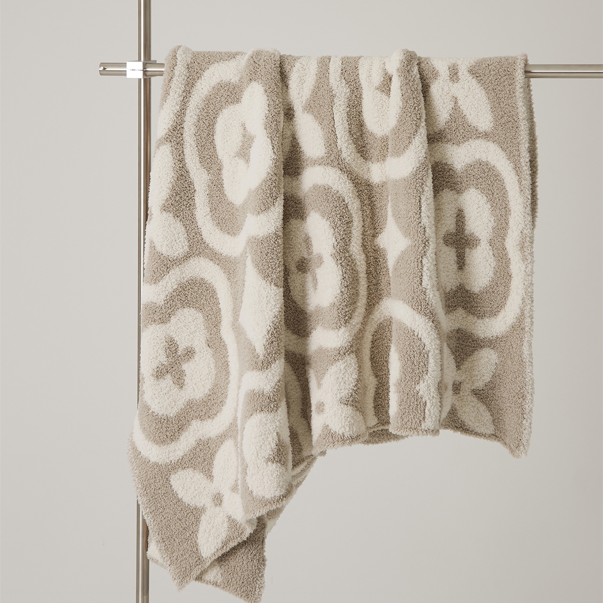 91家纺网 家纺一手货源 找家纺 （总）暖绵绵家纺 新款半边绒几何图案复古韵味针织毯-卡辛（最低零售价：173元）