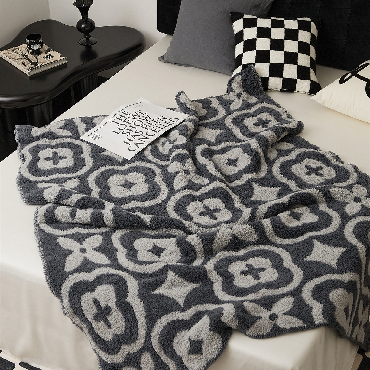 91家纺网 家纺一手货源 找家纺 暖绵绵家纺 新款半边绒几何图案复古韵味针织毯-卡辛（最低零售价：173元） 灰色-卡辛