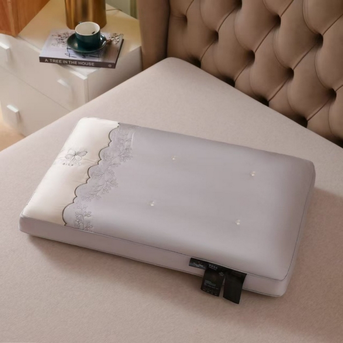 91家纺网 家纺一手货源 找家纺 （总）云熙枕业 2025新款云丝绣花高端大气羽丝护颈枕 枕头枕芯