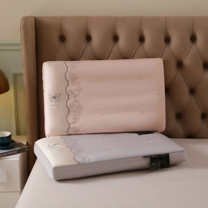 91家纺网 家纺一手货源 找家纺 云熙枕业 2025新款云丝绣花高端大气羽丝护颈枕 枕头枕芯 灰色