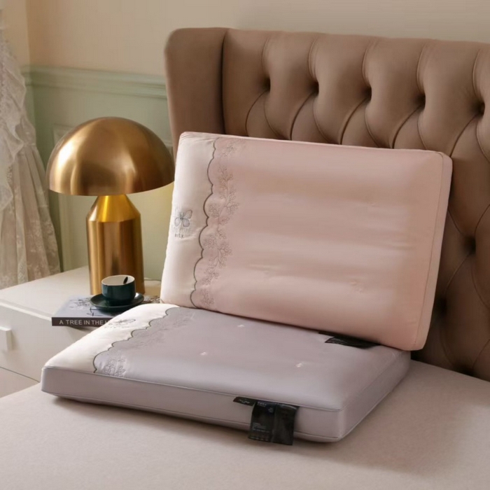 91家纺网 家纺一手货源 找家纺 云熙枕业 2025新款云丝绣花高端大气羽丝护颈枕 枕头枕芯 灰色