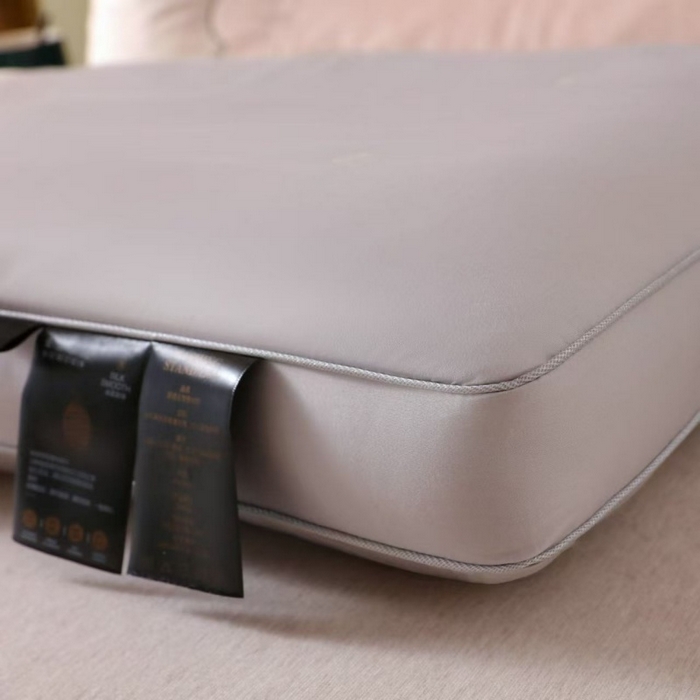 91家纺网 家纺一手货源 找家纺 云熙枕业 2025新款云丝绣花高端大气羽丝护颈枕 枕头枕芯 灰色