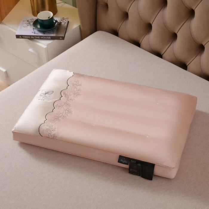 91家纺网 家纺一手货源 找家纺 云熙枕业 2025新款云丝绣花高端大气羽丝护颈枕 枕头枕芯 灰色