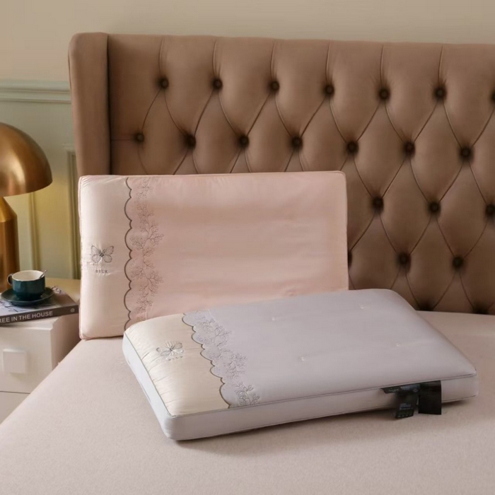 91家纺网 家纺一手货源 找家纺 云熙枕业 2025新款云丝绣花高端大气羽丝护颈枕 枕头枕芯 粉色