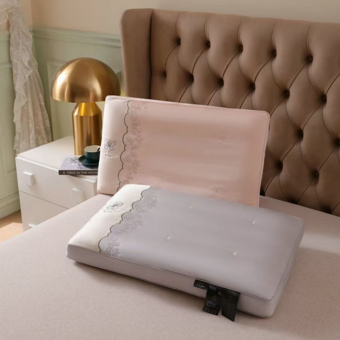 91家纺网 家纺一手货源 找家纺 云熙枕业 2025新款云丝绣花高端大气羽丝护颈枕 枕头枕芯 粉色