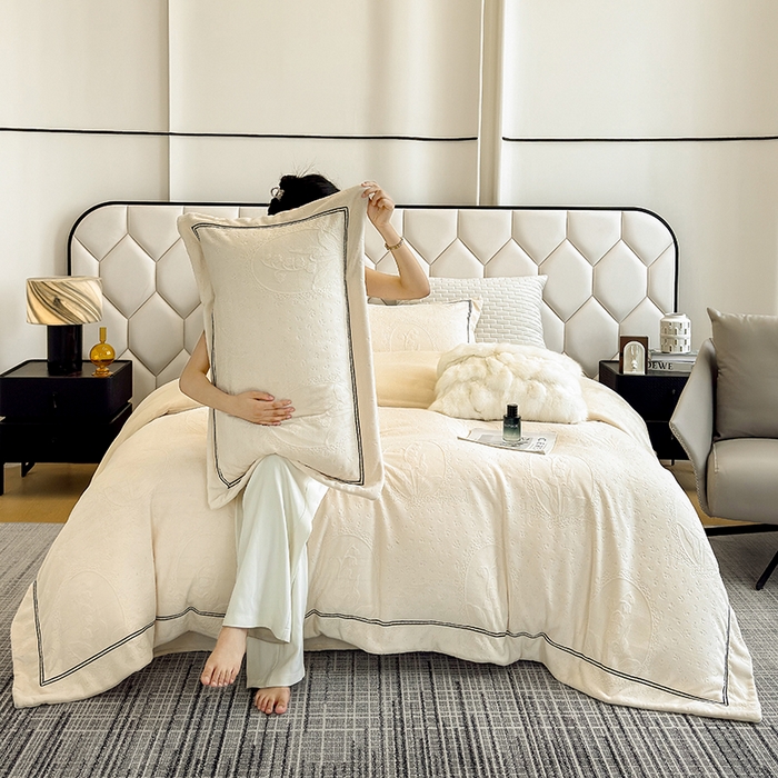 91家纺网 家纺一手货源 找家纺 （总）若未家居 LOVEWE HOUSE 2025新款高克重牛奶绒四件套-镜中铃兰