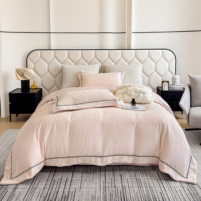 91家纺网 家纺一手货源 找家纺 若未家居 LOVEWE HOUSE 2025新款高克重牛奶绒四件套-镜中铃兰 镜中铃兰-浅粉