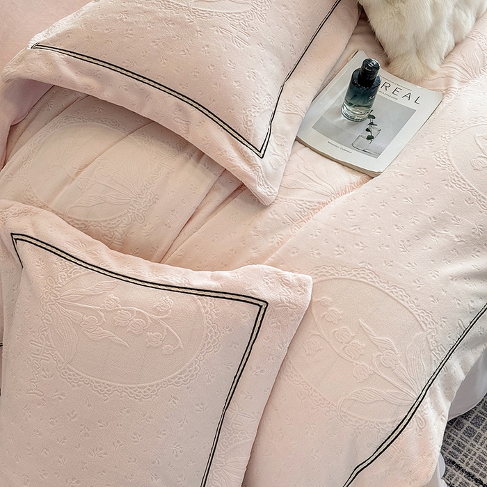 91家纺网 家纺一手货源 找家纺 若未家居 LOVEWE HOUSE 2025新款高克重牛奶绒四件套-镜中铃兰 镜中铃兰-浅粉