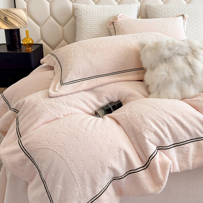 91家纺网 家纺一手货源 找家纺 若未家居 LOVEWE HOUSE 2025新款高克重牛奶绒四件套-镜中铃兰 镜中铃兰-浅粉