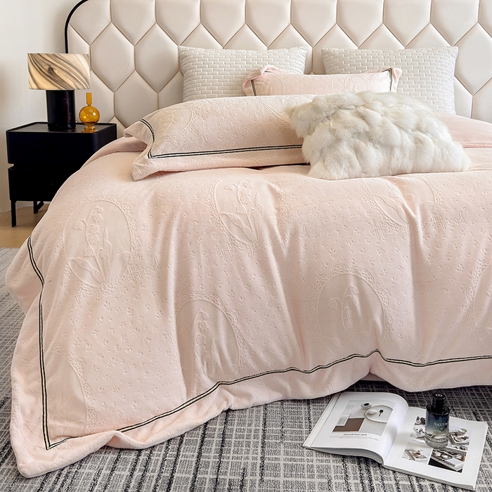 91家纺网 家纺一手货源 找家纺 若未家居 LOVEWE HOUSE 2025新款高克重牛奶绒四件套-镜中铃兰 镜中铃兰-浅粉