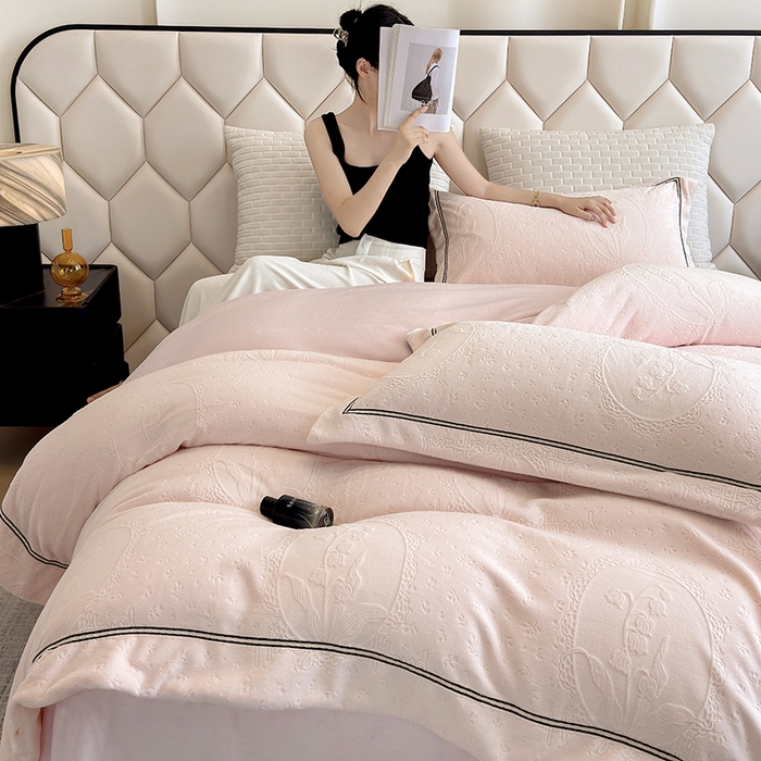 91家纺网 家纺一手货源 找家纺 若未家居 LOVEWE HOUSE 2025新款高克重牛奶绒四件套-镜中铃兰 镜中铃兰-浅粉