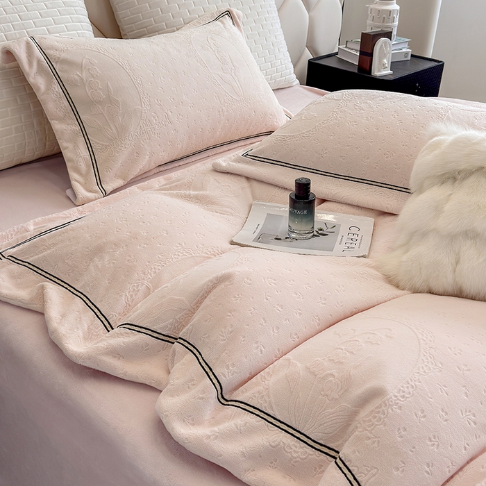 91家纺网 家纺一手货源 找家纺 若未家居 LOVEWE HOUSE 2025新款高克重牛奶绒四件套-镜中铃兰 镜中铃兰-浅粉