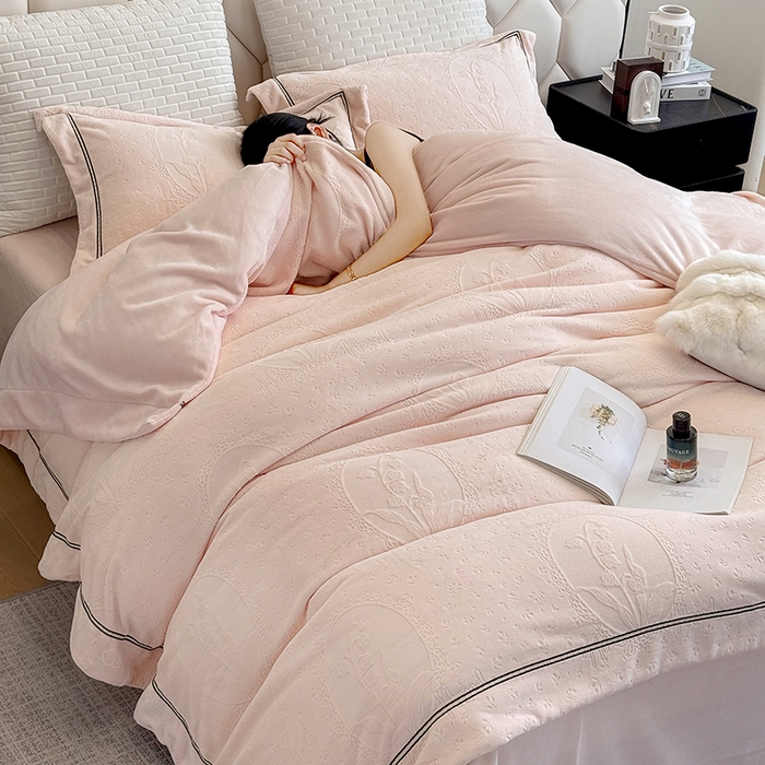 91家纺网 家纺一手货源 找家纺 若未家居 LOVEWE HOUSE 2025新款高克重牛奶绒四件套-镜中铃兰 镜中铃兰-浅粉