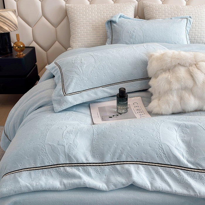 91家纺网 家纺一手货源 找家纺 若未家居 LOVEWE HOUSE 2025新款高克重牛奶绒四件套-镜中铃兰 镜中铃兰-浅蓝