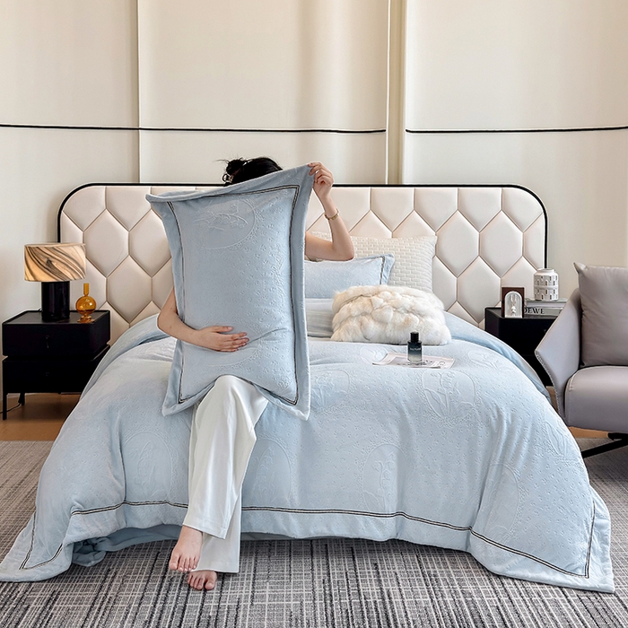 91家纺网 家纺一手货源 找家纺 若未家居 LOVEWE HOUSE 2025新款高克重牛奶绒四件套-镜中铃兰 镜中铃兰-浅蓝