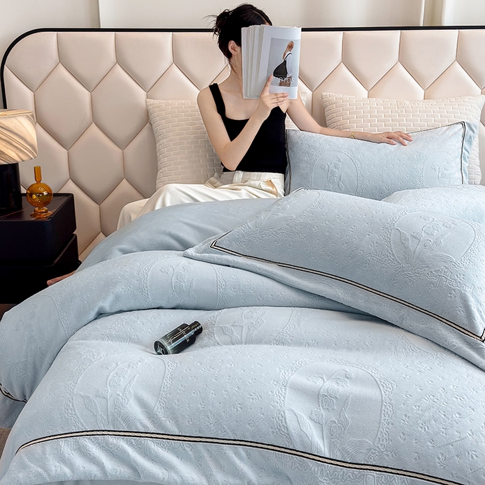 91家纺网 家纺一手货源 找家纺 若未家居 LOVEWE HOUSE 2025新款高克重牛奶绒四件套-镜中铃兰 镜中铃兰-浅蓝