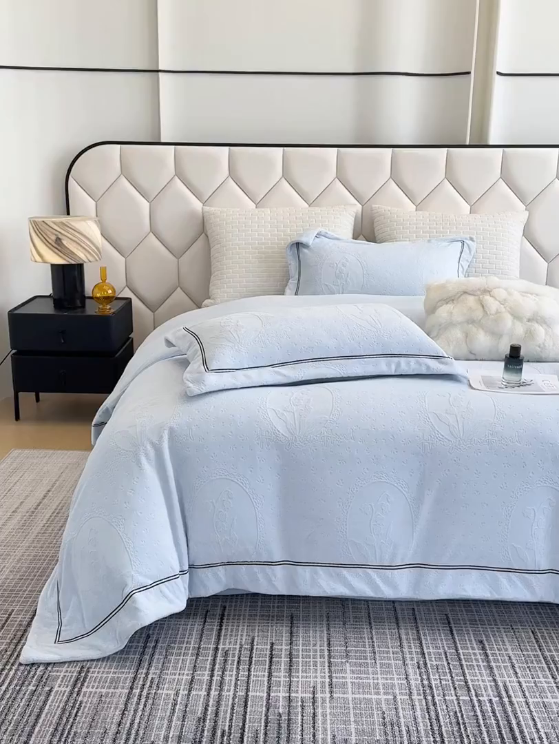 91家纺网 家纺一手货源 找家纺 若未家居 LOVEWE HOUSE 2025新款高克重牛奶绒四件套-镜中铃兰 镜中铃兰-浅蓝