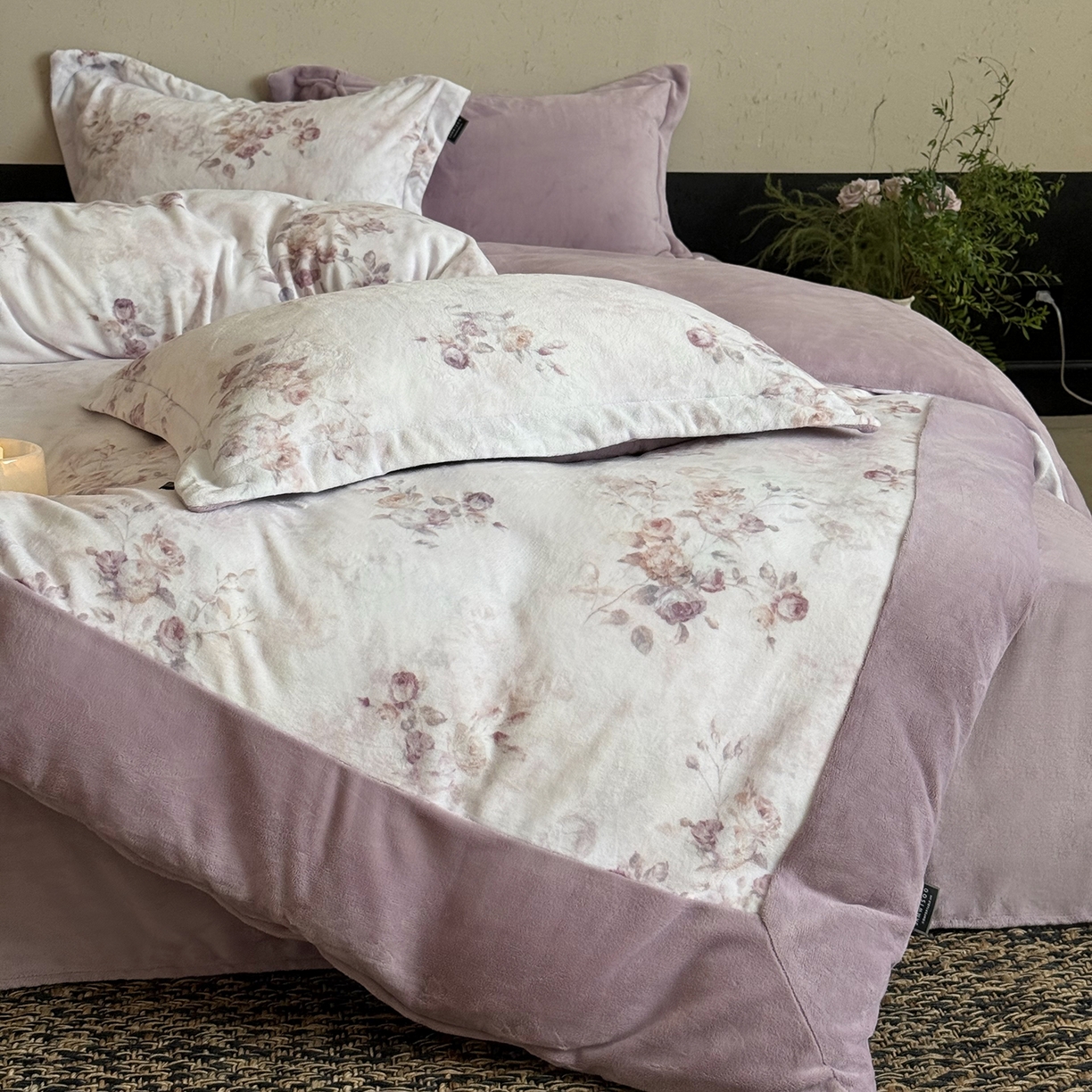 91家纺网 家纺一手货源 找家纺 三味舒屋 2025新款绒卉奢暖印花牛奶绒花溪系列四件套 （控价券后不低于318/338) 花溪紫