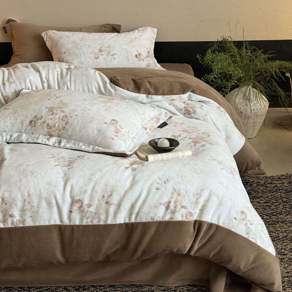 91家纺网 家纺一手货源 找家纺 三味舒屋 2025新款绒卉奢暖印花牛奶绒花溪系列四件套 （控价券后不低于318/338) 花溪茶咖