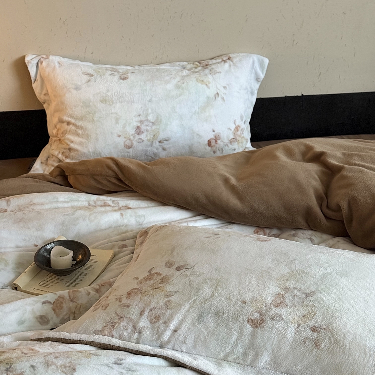 91家纺网 家纺一手货源 找家纺 三味舒屋 2025新款绒卉奢暖印花牛奶绒花溪系列四件套 （控价券后不低于318/338) 花溪茶咖