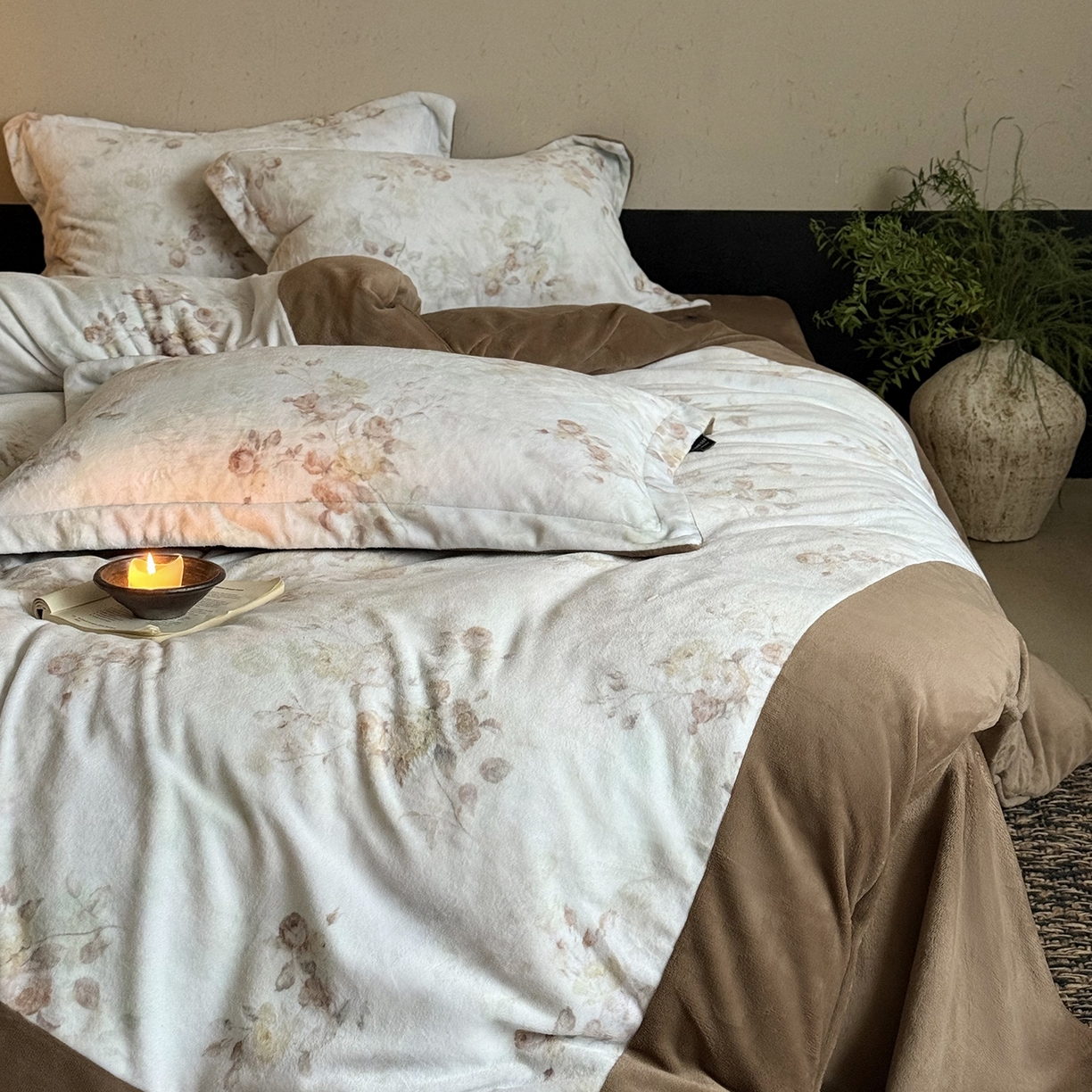 91家纺网 家纺一手货源 找家纺 三味舒屋 2025新款绒卉奢暖印花牛奶绒花溪系列四件套 （控价券后不低于318/338) 花溪茶咖