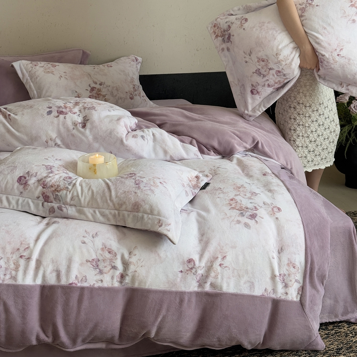91家纺网 家纺一手货源 找家纺 三味舒屋 2025新款绒卉奢暖印花牛奶绒花溪系列四件套 （控价券后不低于318/338) 花溪紫