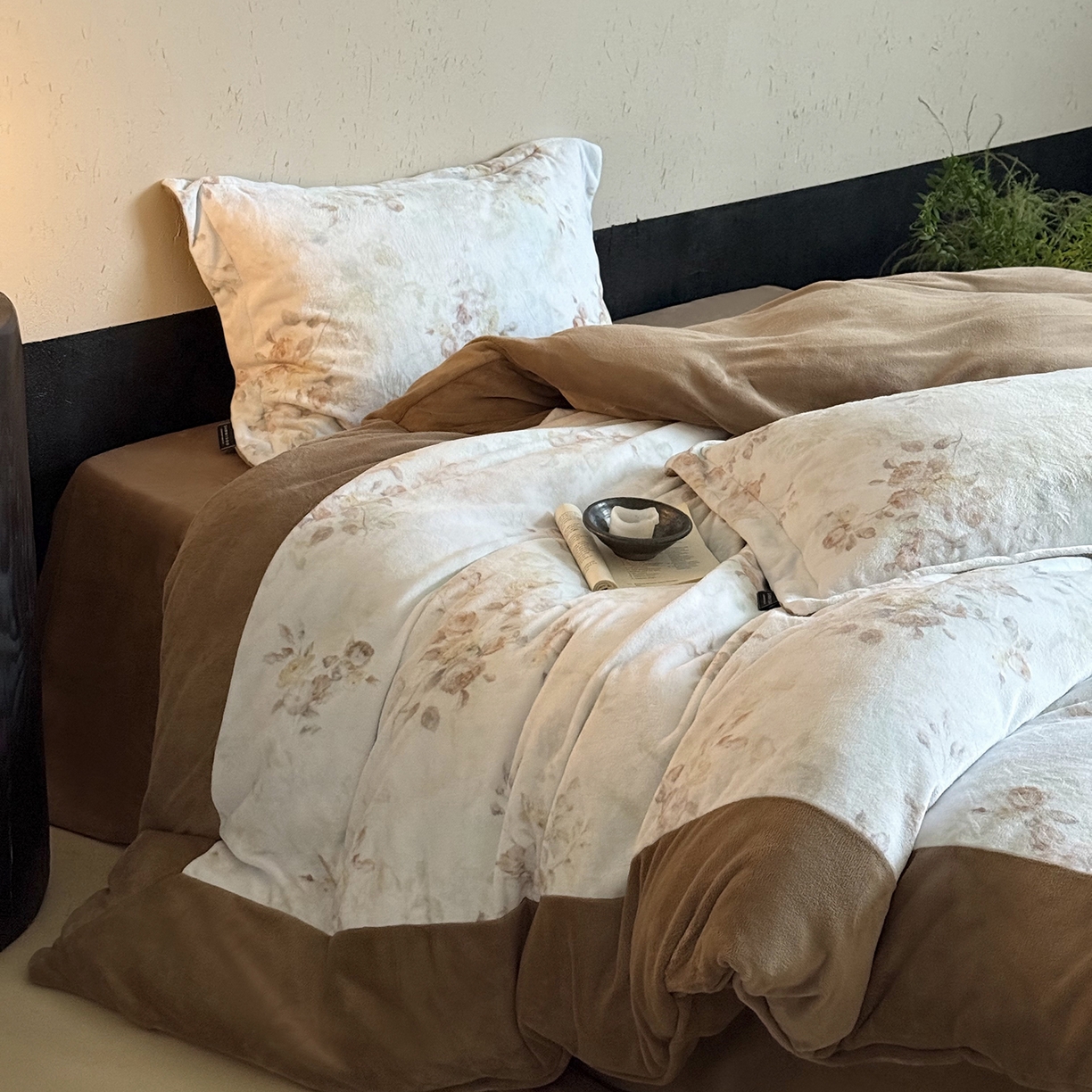 91家纺网 家纺一手货源 找家纺 三味舒屋 2025新款绒卉奢暖印花牛奶绒花溪系列四件套 （控价券后不低于318/338) 花溪茶咖