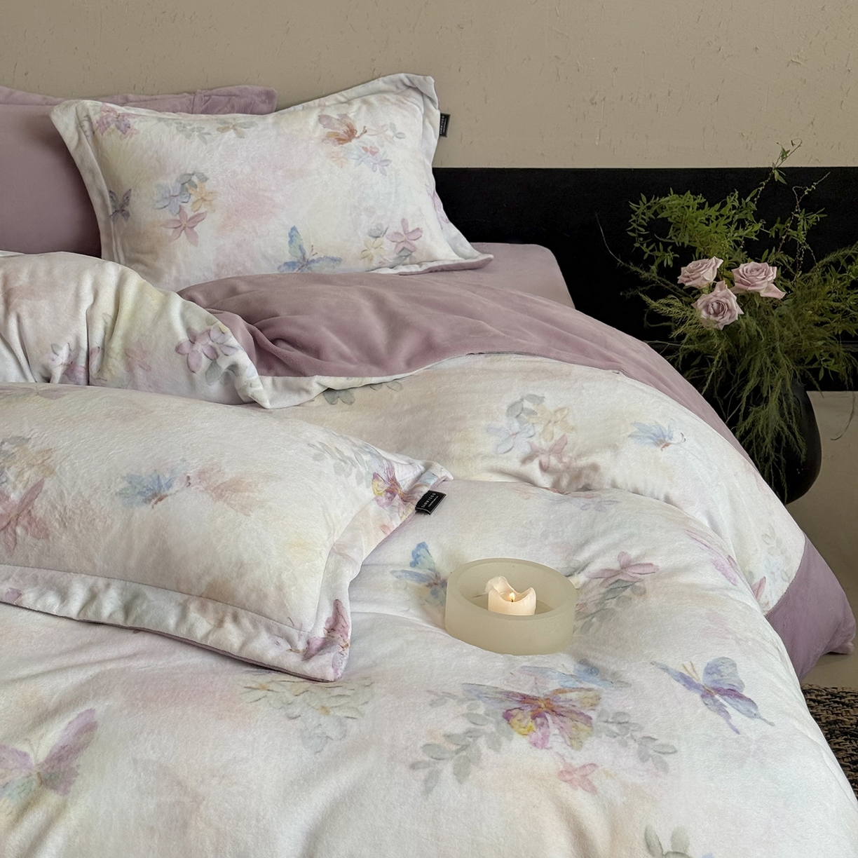 91家纺网 家纺一手货源 找家纺 三味舒屋 2025新款绒卉奢暖印花牛奶绒花溪系列四件套 （控价券后不低于318/338) 流光羽翼