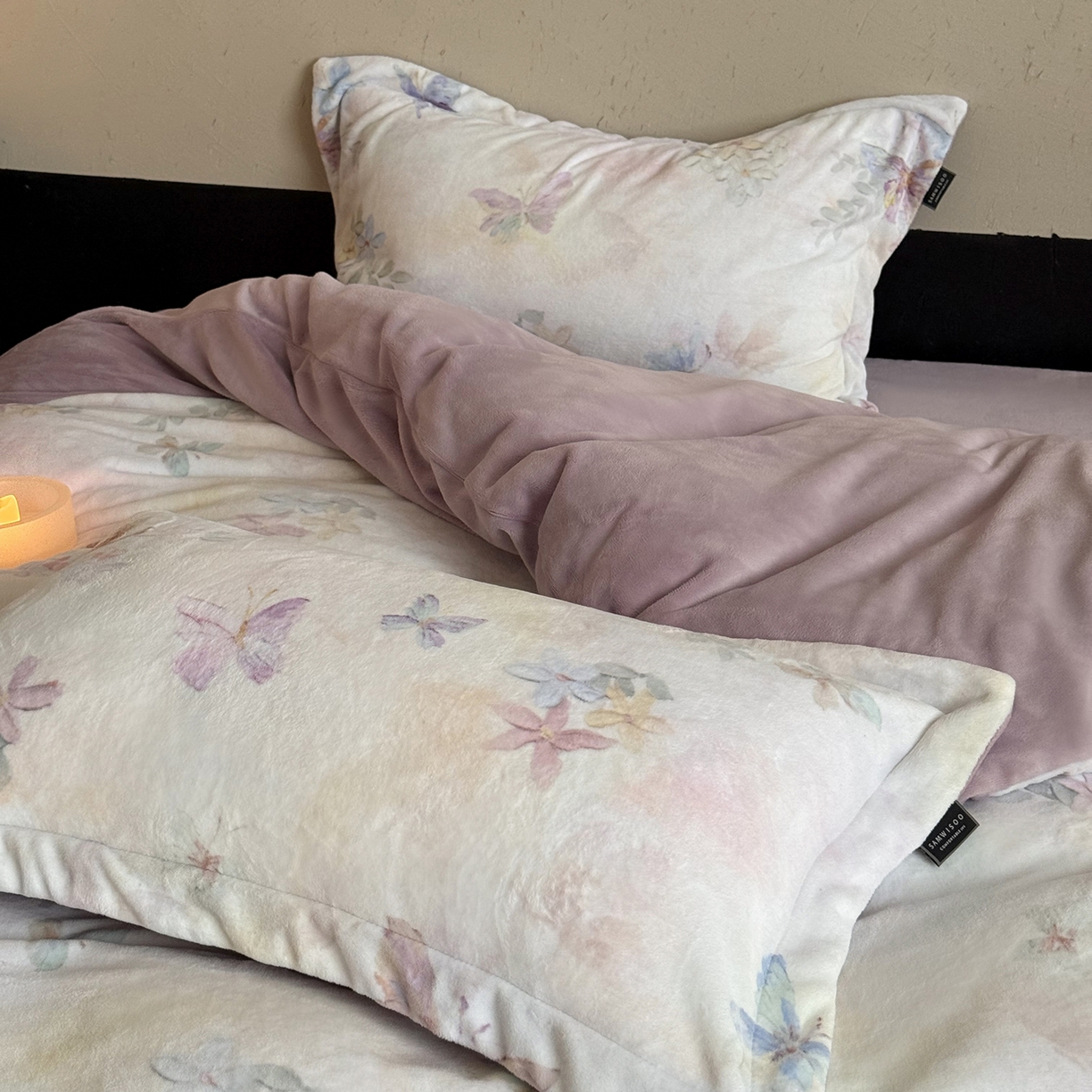 91家纺网 家纺一手货源 找家纺 三味舒屋 2025新款绒卉奢暖印花牛奶绒花溪系列四件套 （控价券后不低于318/338) 流光羽翼