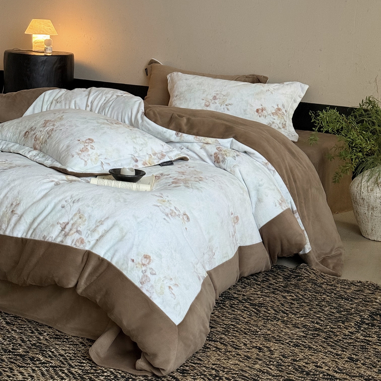 91家纺网 家纺一手货源 找家纺 三味舒屋 2025新款绒卉奢暖印花牛奶绒花溪系列四件套 （控价券后不低于318/338) 花溪茶咖