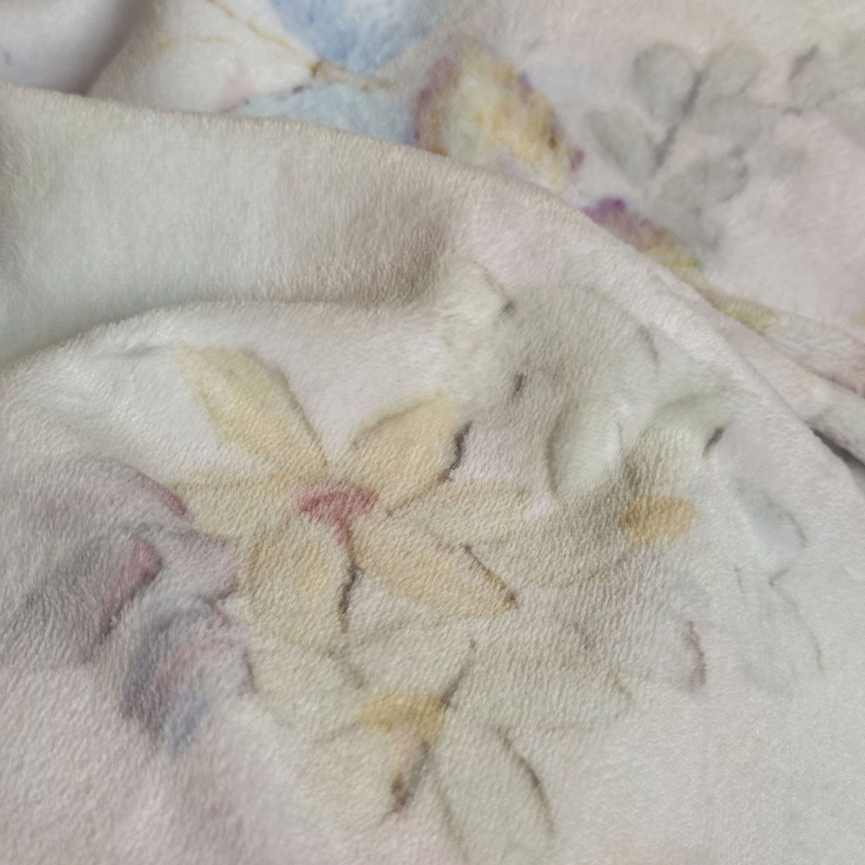 91家纺网 家纺一手货源 找家纺 三味舒屋 2025新款绒卉奢暖印花牛奶绒花溪系列四件套 （控价券后不低于318/338) 流光羽翼