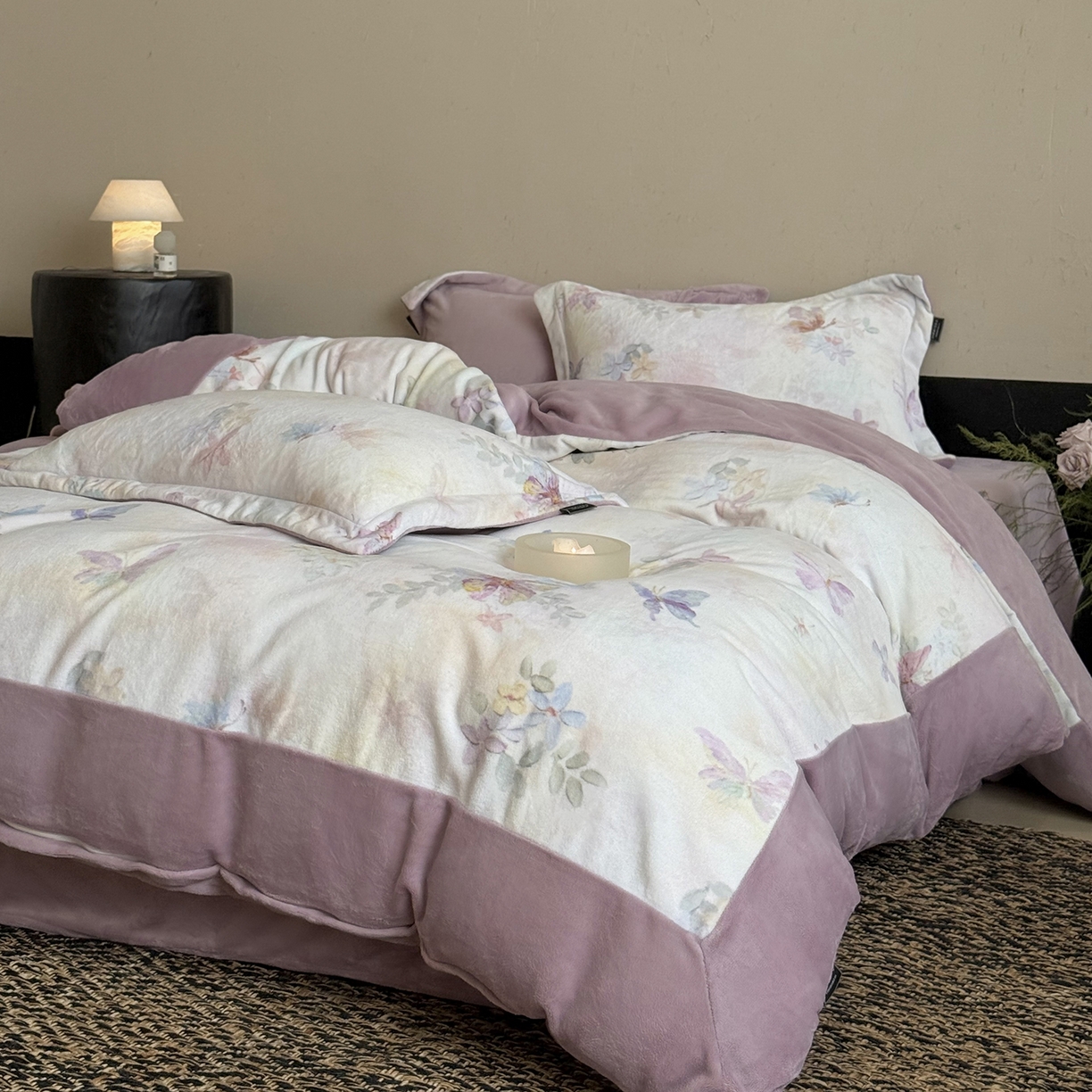 91家纺网 家纺一手货源 找家纺 三味舒屋 2025新款绒卉奢暖印花牛奶绒花溪系列四件套 （控价券后不低于318/338) 流光羽翼