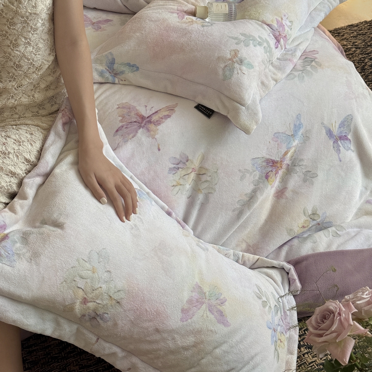 91家纺网 家纺一手货源 找家纺 三味舒屋 2025新款绒卉奢暖印花牛奶绒花溪系列四件套 （控价券后不低于318/338) 流光羽翼