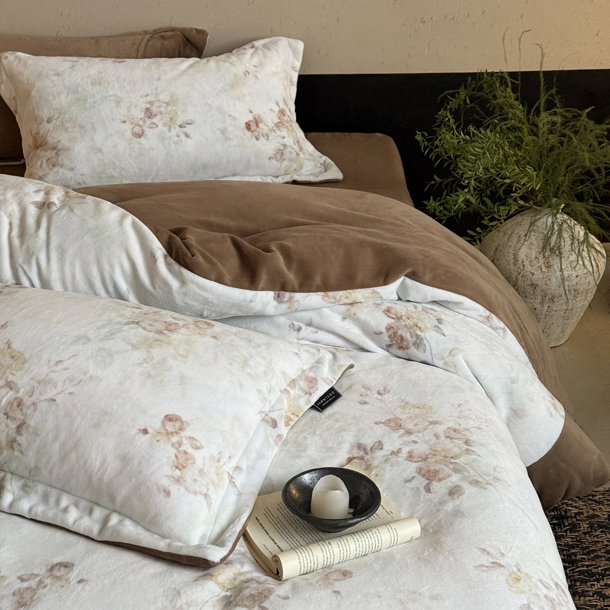 91家纺网 家纺一手货源 找家纺 三味舒屋 2025新款绒卉奢暖印花牛奶绒花溪系列四件套 （控价券后不低于318/338) 花溪茶咖