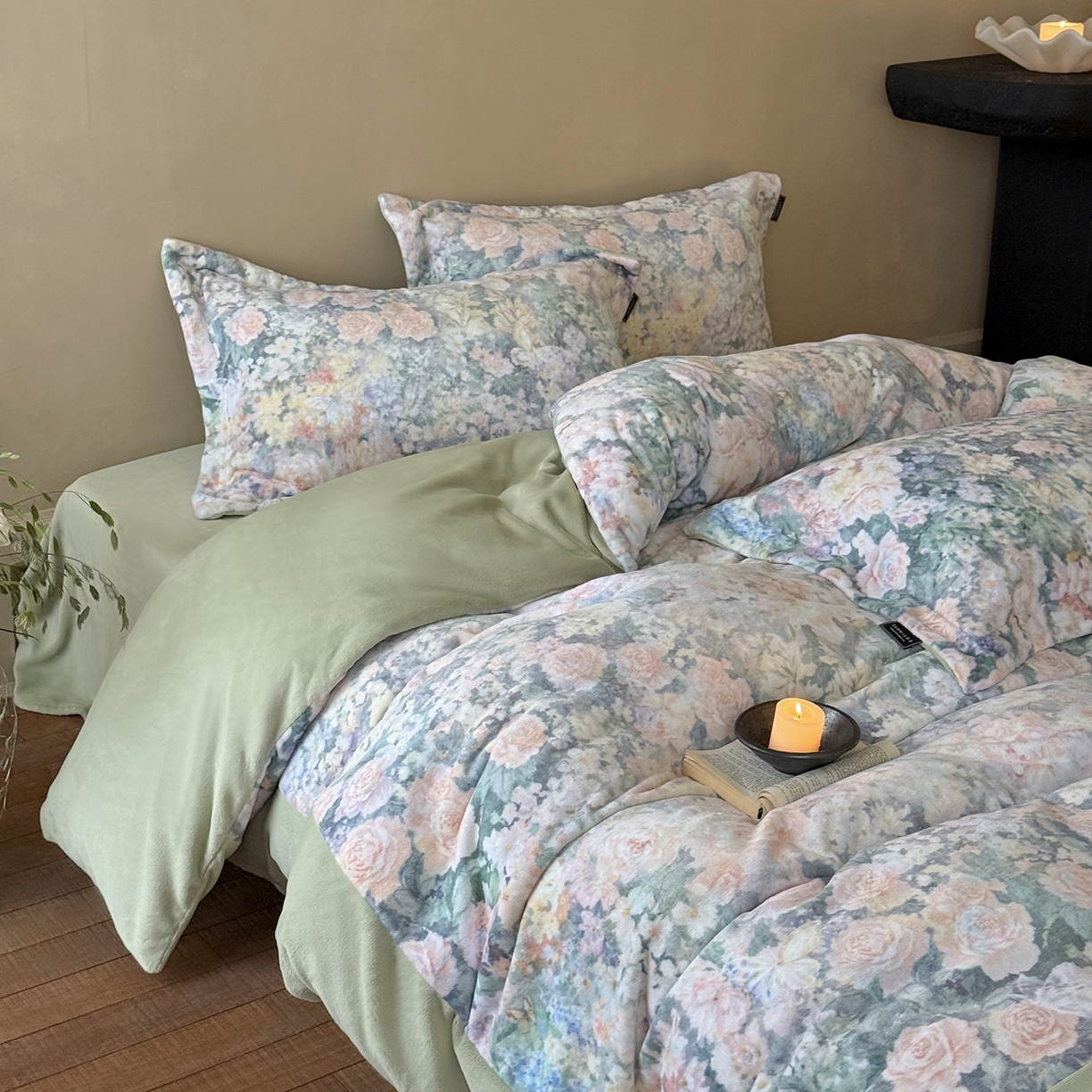 91家纺网 家纺一手货源 找家纺 三味舒屋 2025新款绒卉奢暖印花牛奶绒海德花园系列四件套 (控价券后不低于318/338) 海瑟薇